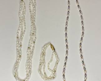 Freshwater pearl necklace & bracelet 