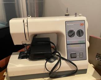 Kenmore 30 Stitch sewing machine w case