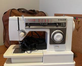 Singer 6110 sewing machine w case