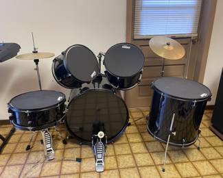 Evan’s SoundOff drum set with stool 