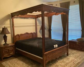 DREXEL canopy bed and mattress