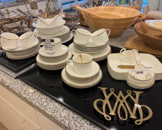 42 Pc Linens N Things Porcelain Dish Set