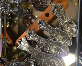 Pewter (fish) and metal rooster and wine grape measuring spoons. A perfect gift for the baker in your lifeβ£οΈ