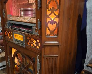 A restored and working 1940 vintage Wurlitzer 780 jukebox (wagon wheel mahogany wood)