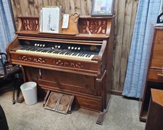 1800's hundred organ Free must pick up Saturday 3