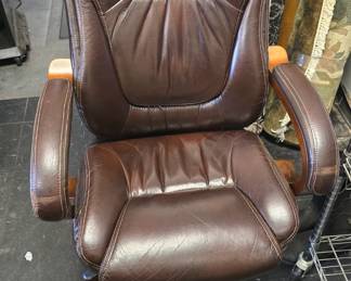 Extremely nice and comfortable leather lane office chair 
