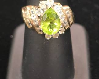 14k gold and peridot ring 