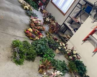 Large amount of imitation decorative plants.