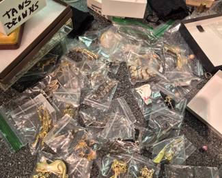 Better pictures of the jewelry coming soon! there are over 500 pieces of jewelry! quality items! priced to sell