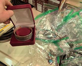 Better pictures of the jewelry coming soon! there are over 500 pieces of jewelry! quality items! priced to sell