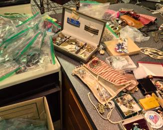 Better pictures of the jewelry coming soon! there are over 500 pieces of jewelry! quality items! priced to sell