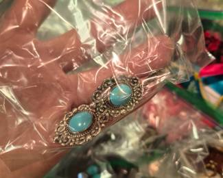 Better pictures of the jewelry coming soon! there are over 500 pieces of jewelry! quality items! priced to sell