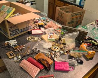 Better pictures of the jewelry coming soon! there are over 500 pieces of jewelry! quality items! priced to sell