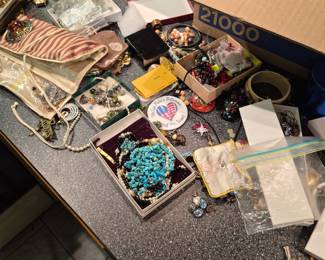 Better pictures of the jewelry coming soon! there are over 500 pieces of jewelry! quality items! priced to sell