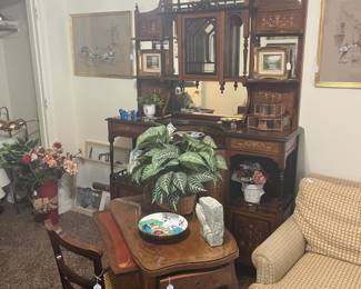 Incredible display hutch