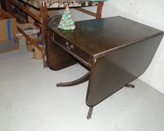 Drop leaf table