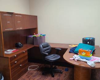 Modern L-shaped desk unit