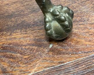 oak table claw closeup