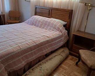 Bedroom bed, night stand, dresser, chest of drawers that match