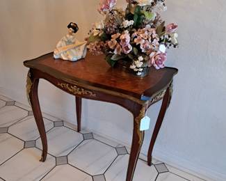 Nice side table, pretty floral arrangement