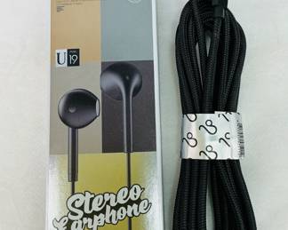 Featuring lightweight, comfortable design and broad device compatibility, the Unipha Music 19 (U19) wired stereo headphones with noise isolation come paired with a black USB-C charging cable. 