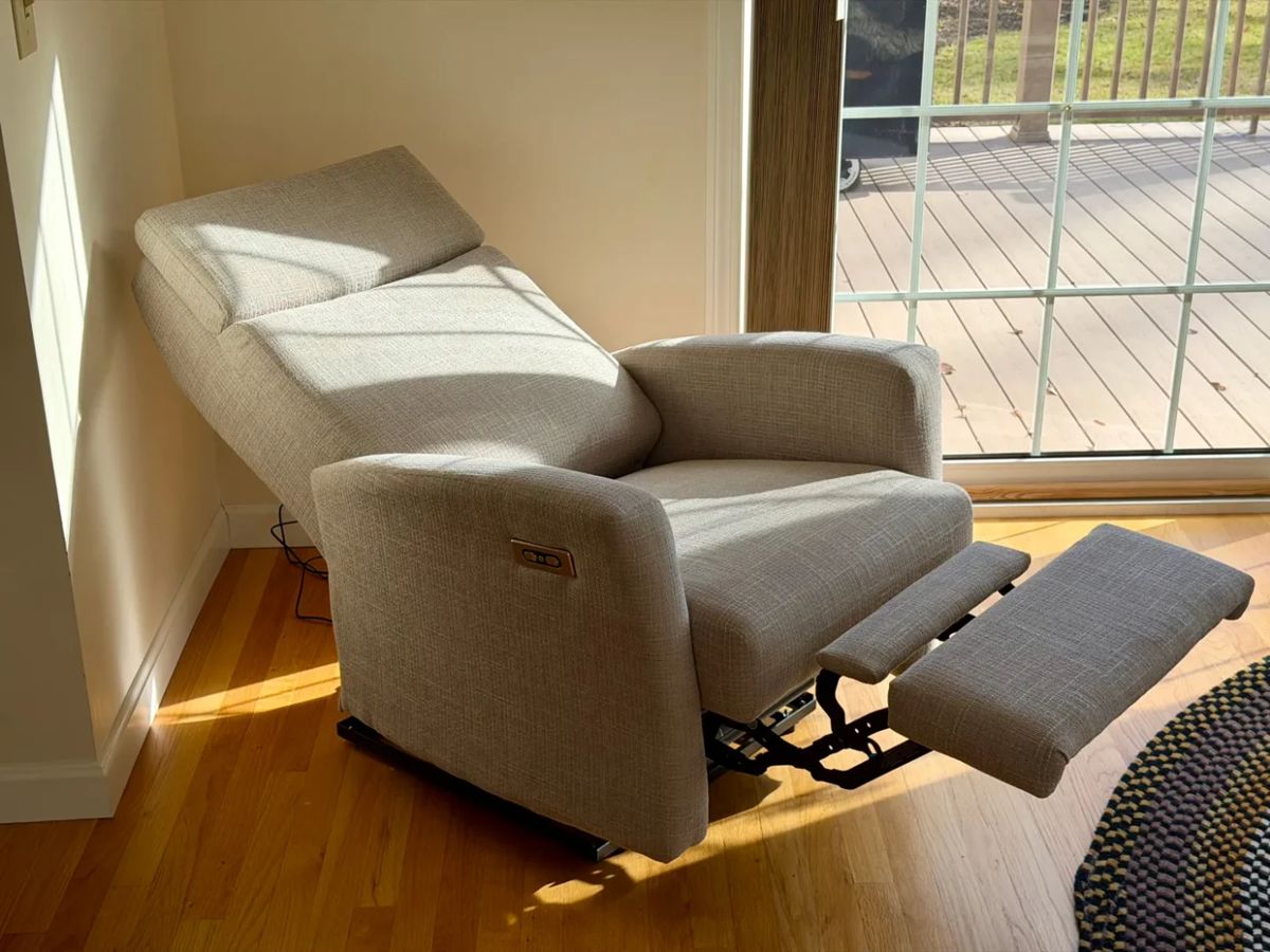 Like New Elran Power Recliner
