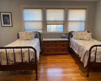 Matching antique spindle beds