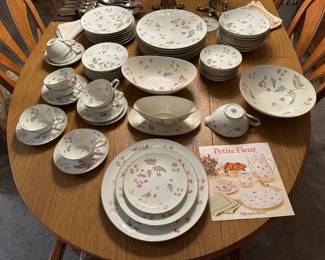 Villeroy and Boch petit fluer set dishes for 8 