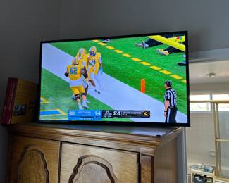 Samsung 40 inch TV with remote and deluxe wall mount bracket with kit to install in box