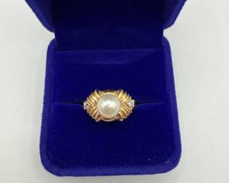 This is a beautiful classic pearl ring nestled in a 14K gold ribbon setting with two diamonds that have beautify fluorescence. This is a statement piece for any jewelry wardrobe. Size 7 1/2 and a total weight of .145 ozt with the pearl and diamonds. Beautiful gift box included for your own use or gifting. 