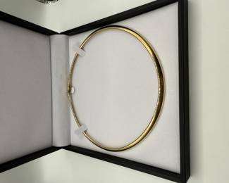 Classic design that never goes out of style, this Omega chain is a must have! Weighing in at 1.213 ozt this is an excellent investment piece for any jewelry lover! Necklace comes in a beautiful velvet gift box, just in time for Christmas gift giving. 