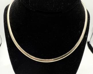 Classic design that never goes out of style, this Omega chain is a must have! Weighing in at 1.213 ozt this is an excellent investment piece for any jewelry lover! Necklace comes in a beautiful velvet gift box, just in time for Christmas gift giving. 