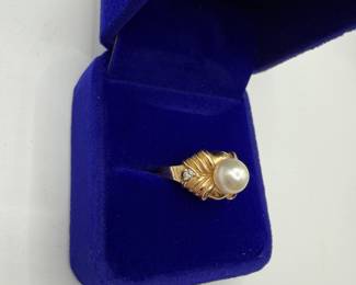 This is a beautiful classic pearl ring nestled in a 14K gold ribbon setting with two diamonds that have beautify fluorescence. This is a statement piece for any jewelry wardrobe. Size 7 1/2 and a total weight of .145 ozt with the pearl and diamonds. Beautiful gift box included for your own use or gifting. 