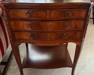 A fine pair of 1930/40s mahogany end tables/ nightstands !