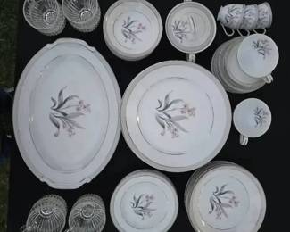 ST1165Fine porcelain set of dishes