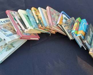 ST1065Cat Lovers Books And More