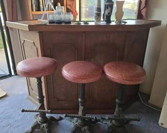 ST1152Handcrafted bar with vintage bar stools