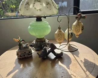 ST1027Vintage lamp and decor