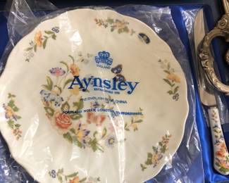 Never used boxed vintage cake plate with knife 
