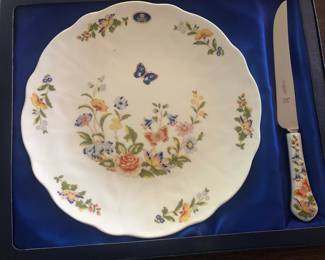 Vintage boxed cake plate with knife. Never used