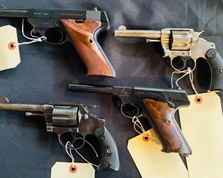Colt Police Positive Special .32-20 /Colt Police Positive .38 / Colt Huntsman 22 L. / Hi Standard SK-100 Sport-King 22 LR