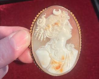 Antique Hand-Carved Shell Cameo Brooch – Goddess Profile, Gold Frame
Beautiful antique cameo brooch featuring a finely carved goddess profile wearing a crescent-moon headdress — classic Victorian/Edwardian symbolism. Mounted in a detailed gold-tone bezel frame with warm patina. A timeless piece of wearable art — perfect for collectors or vintage jewelry lovers.
Keywords: antique cameo, shell cameo brooch, Victorian jewelry, goddess cameo, carved cameo pin, gold tone frame, estate jewelry, collectible brooch, heirloom piece, wearable art, classical cameo, vintage fashion accessory