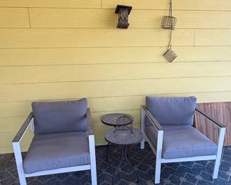 Very sturdy like new (but dusty) 
Large 9x12 outdoor rug 