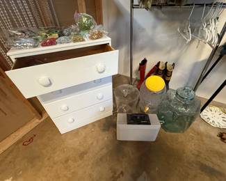 Small chest, drink dispensers, 