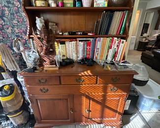 Nice China or collectibles cabinet!  Top shelf has collectible items, 2nd & 3rd shelves contain more collectibles & cookbooks!   Ample storage n bottom of cabinet! 