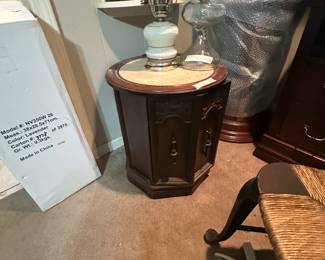 Round end table with storage  and 2 lamps 