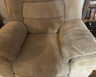 This looks like a very comfy chair for a nice nap ! 