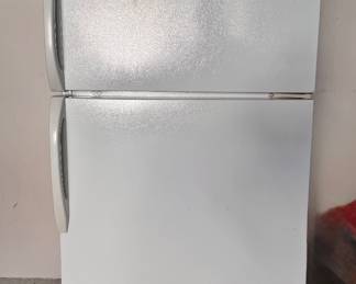 Magic Chef refrigerator with freezer. Model CTN1511BEW