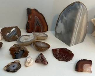 Agate geodes in many sizes and colors.