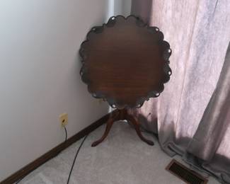 Mahogany tilt top piecrust table